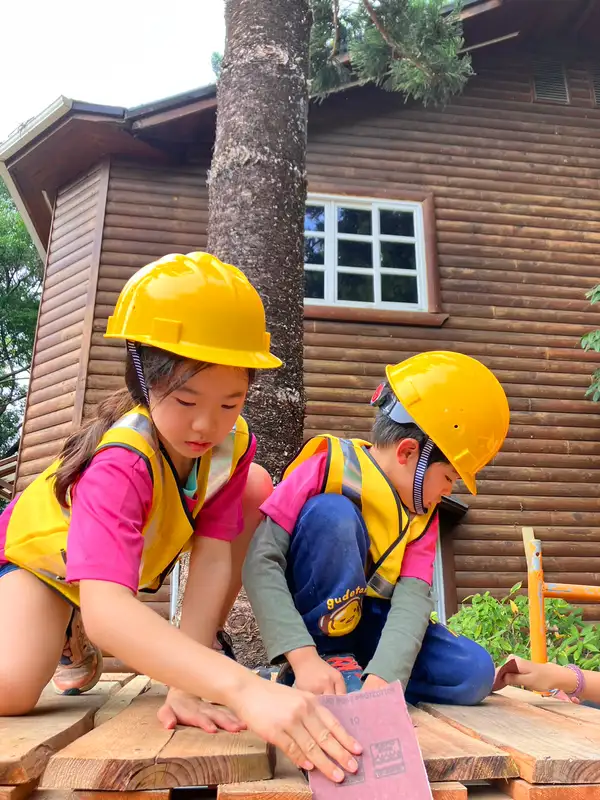 工作坊現場 7/9：2023南投冬令營，砂紙打磨 / Workshop photo 7 of 9